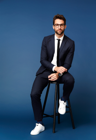 Hoe combineer je een pak met sneakers