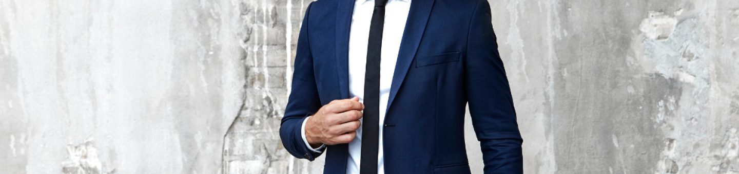 Hoe combineer je een pak met sneakers